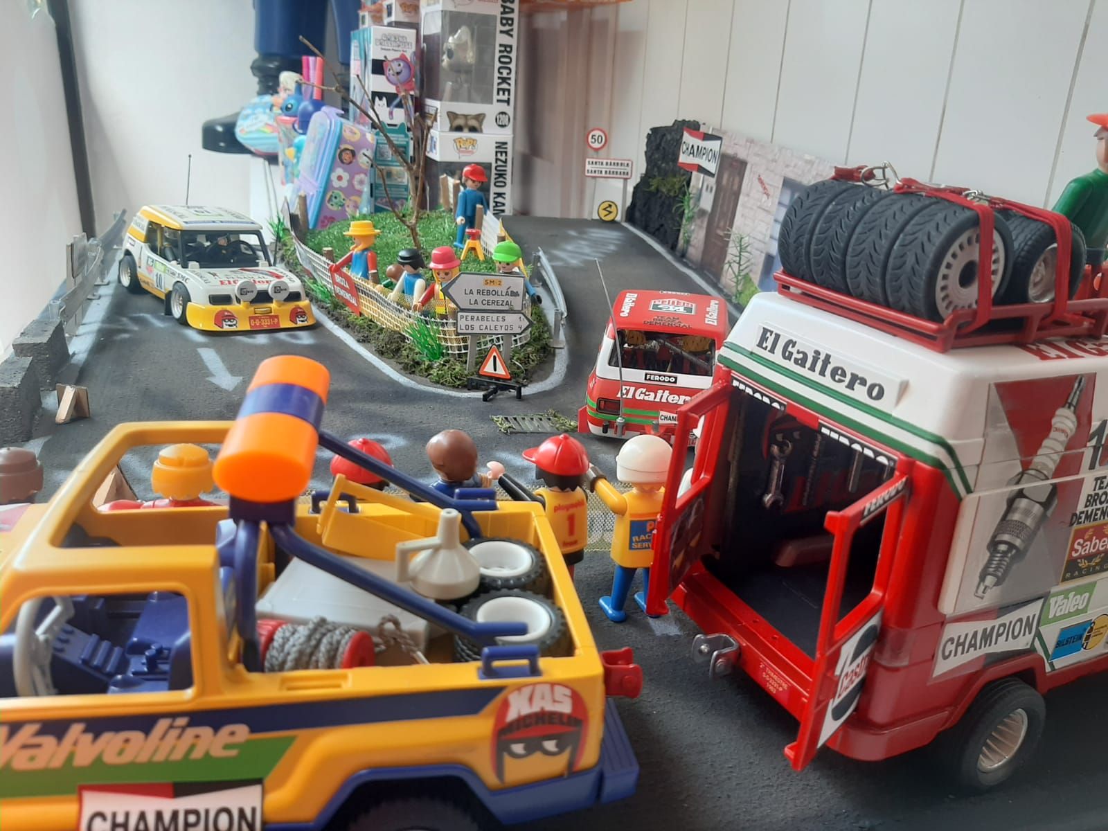 Los Playmobil toman los escaparates del comercio de la Pola