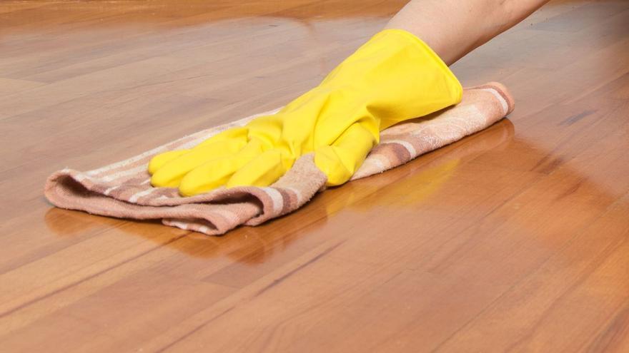 Cómo limpiar y dar brillo a un suelo de madera o parquet (truco casero  infalible)