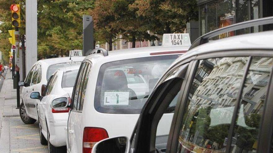 Los taxistas girarán a la izquierda en el eje del tranvía