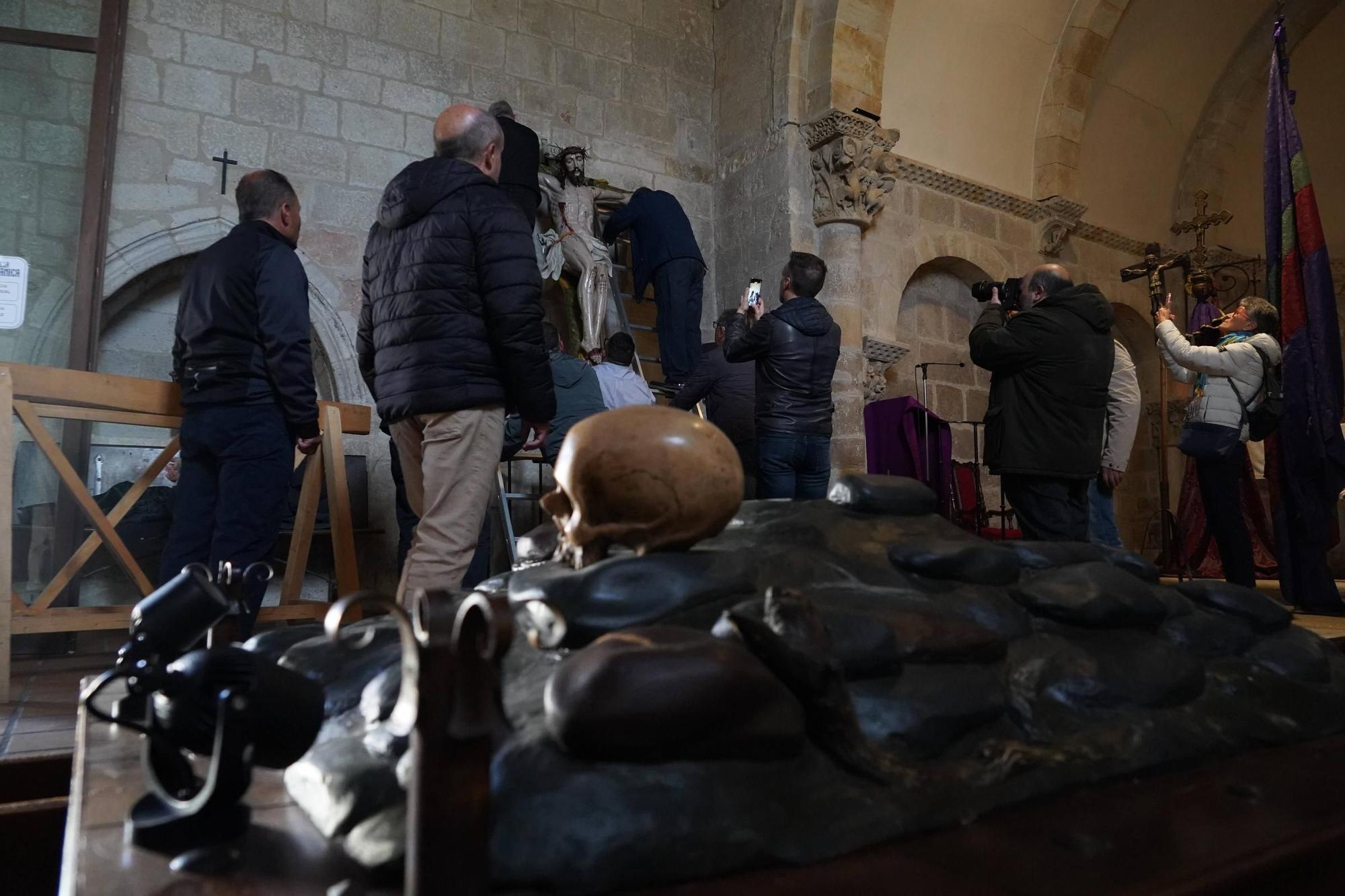 GALERÍA | Así han sido los preparativos del Cristo del Amparo de las Capas Pardas