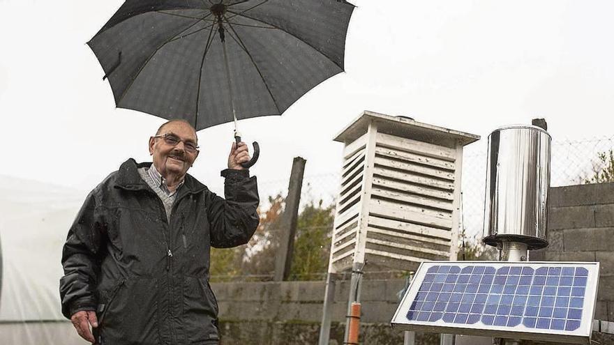 Julio Janeiro, junto a la estación meteorológica que envía datos a la Aemet cada cuatro horas. Está en su finca. // Brais Lorenzo