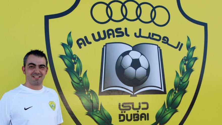 Toni Amor posa junto al escudo del Al Wasl Sport Club de los Emiratos Árabes Unidos.