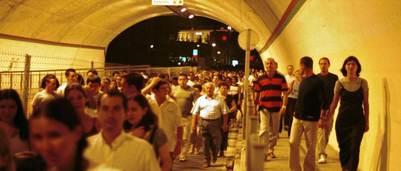Apertura a los peatones del túnel de la Alcazaba durante la Feria de Málaga de 2000.