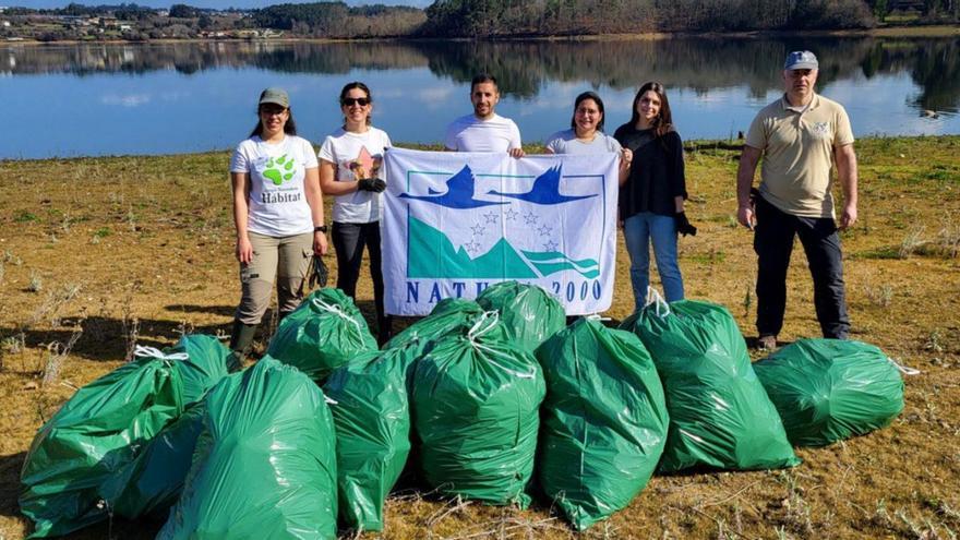 Limpieza de invasoras en el entorno del embalse de Cecebre | LA OPINIÓN