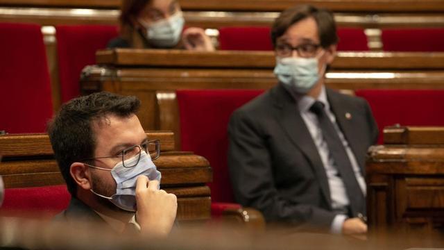 GRAFCAT7838. BARCELONA, 29/09/2021.- El presidente de la Generalitat, Pere Aragonès, y el líder del PSC, Salvador Illa (d), durante la segunda jornada del debate de política general, un día después de la intervención inicial del presidente Aragonès ante el pleno del Parlament. EFE/Enric Fontcuberta