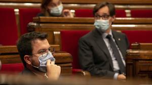 Aragonès e Illa durante el debate de política general en el Parlament.