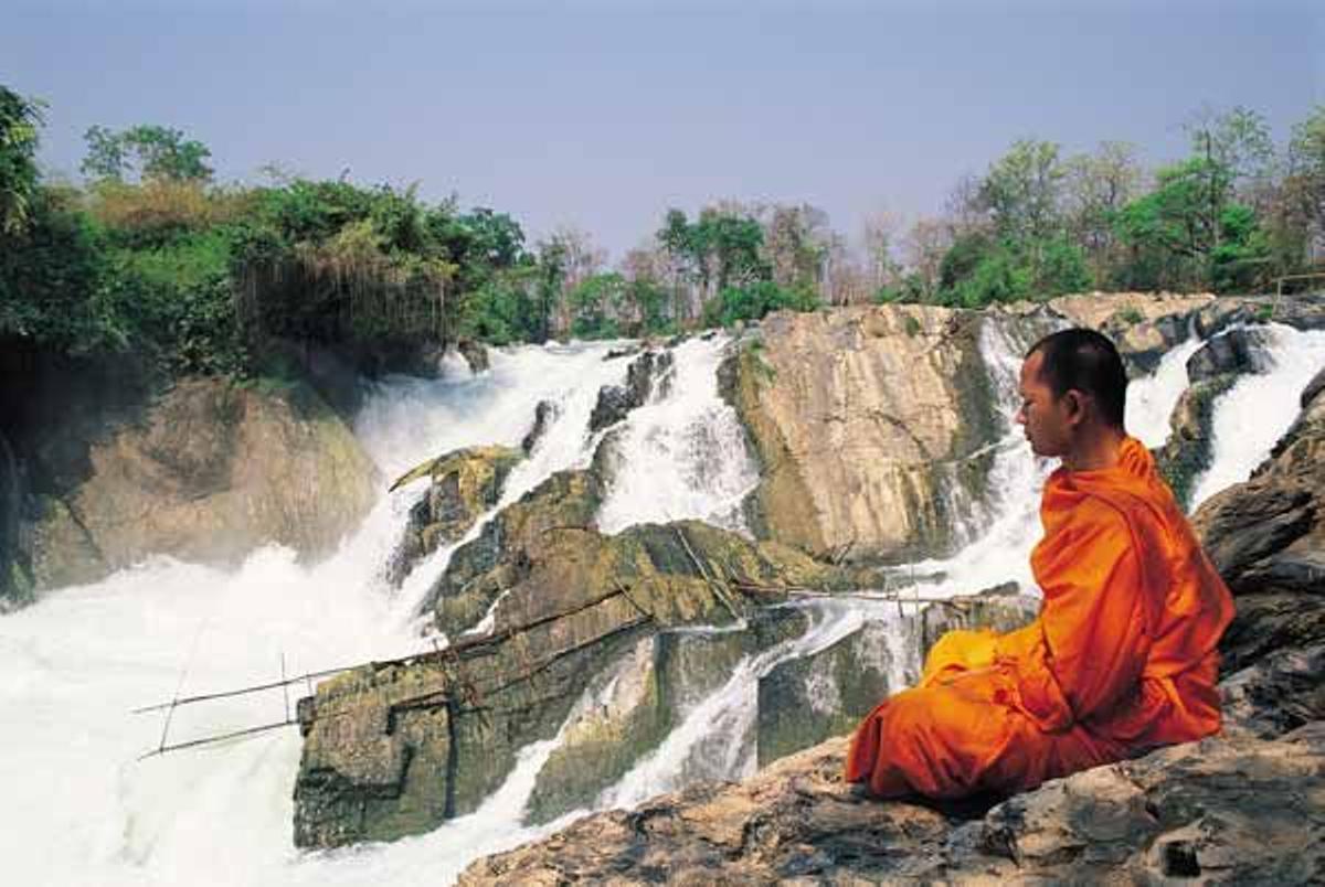 Monje meditando en unas de las cataratas del rio Mekong.