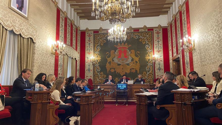 Así ha sido el Pleno de Alicante: unanimidad de los grupos contra los macrodepósitos del puerto