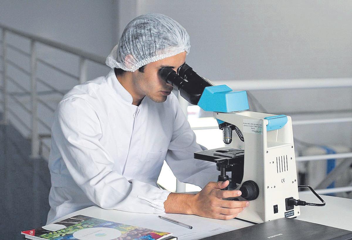 Un científico en un laboratorio. |  E P