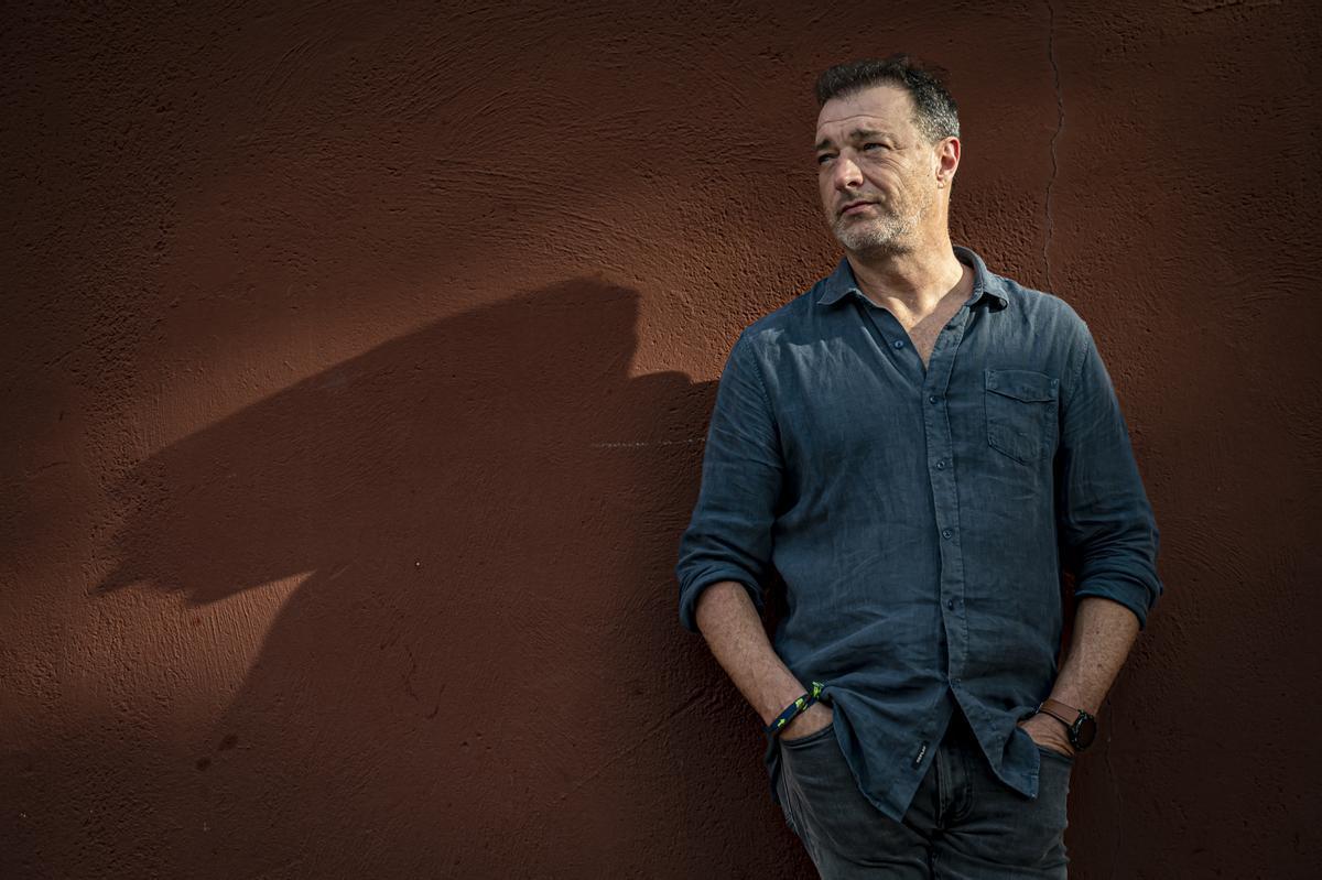 Jordi Ramon, enfermero de salud mental, en una calle de Cornellà de Llobregat (Barcelona).