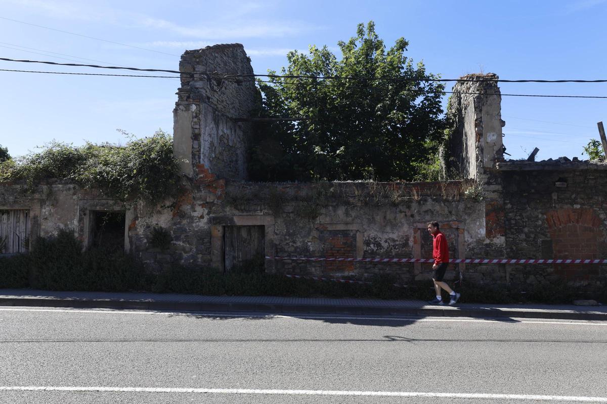 Los vecinos urgen derribar unas casas en ruina para ampliar el parque de Los Pericones en Gijón (en imágenes)