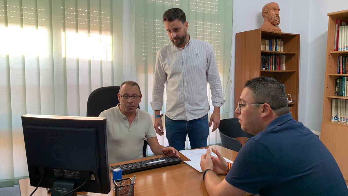 El concejal Antonio David Sánchez visita el nuevo punto de Tiata junto a técnicos de la concejalía de Participación Ciudadana.