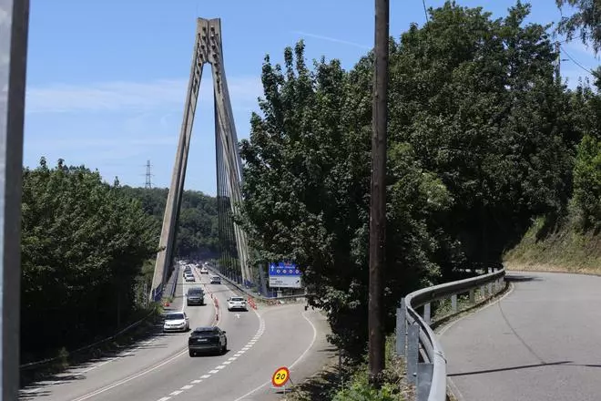 Atención conductores, comienzan las restricciones al tráfico pesado en el puente atirantado del Corredor del Nalón: los transportistas piden “celeridad” en unas obras que causan “trastornos”
