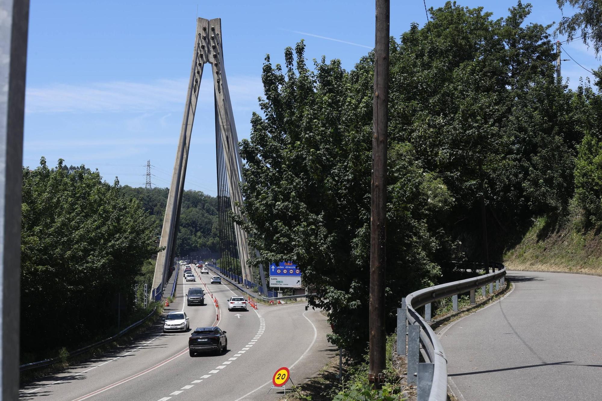 Tráfico en el puente atirantado de Sama, con la señal de limitación a 20 kilómetros por hora en primer término.