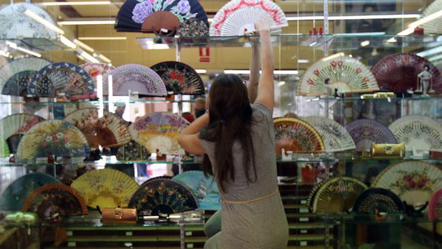 Cristina Guerrero colocando abanicos en el escaparate interno de Ceylan.