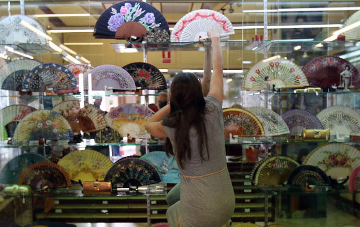 Cristina Guerrero colocando abanicos en el escaparate interno de Ceylan.