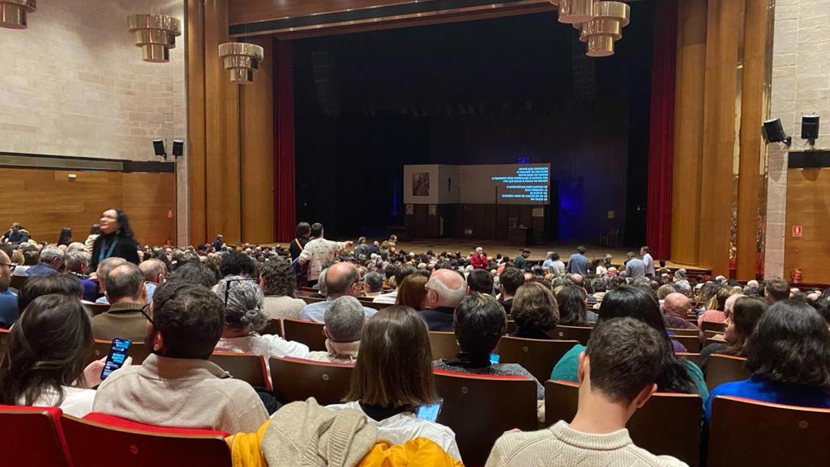 Público del Auditorio de Galicia ayer ante el estreno de la obra de teatro 'Iribarne'