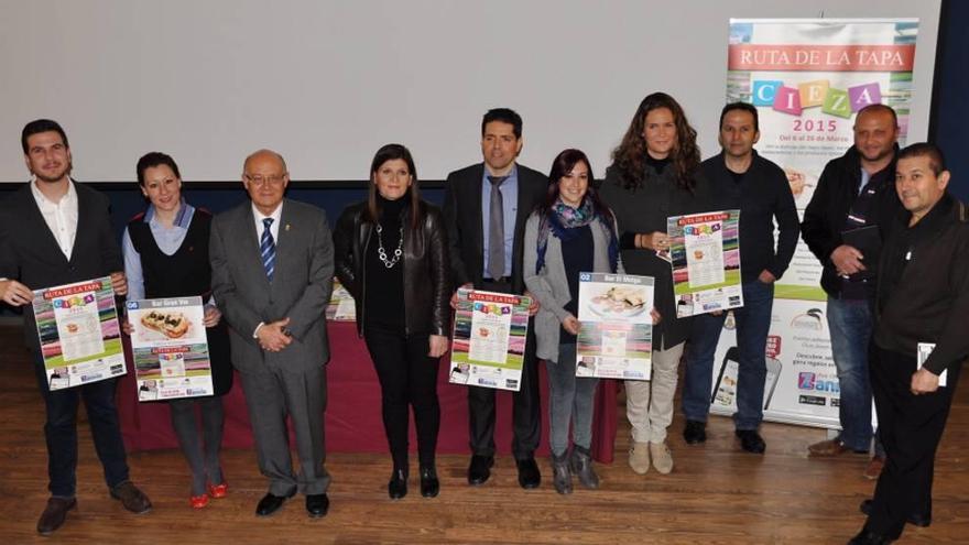 Organizadores y participantes en la presentación.