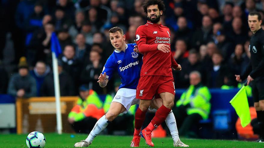 Digne presiona a Salah en el Everton - Liverpool // Reuters