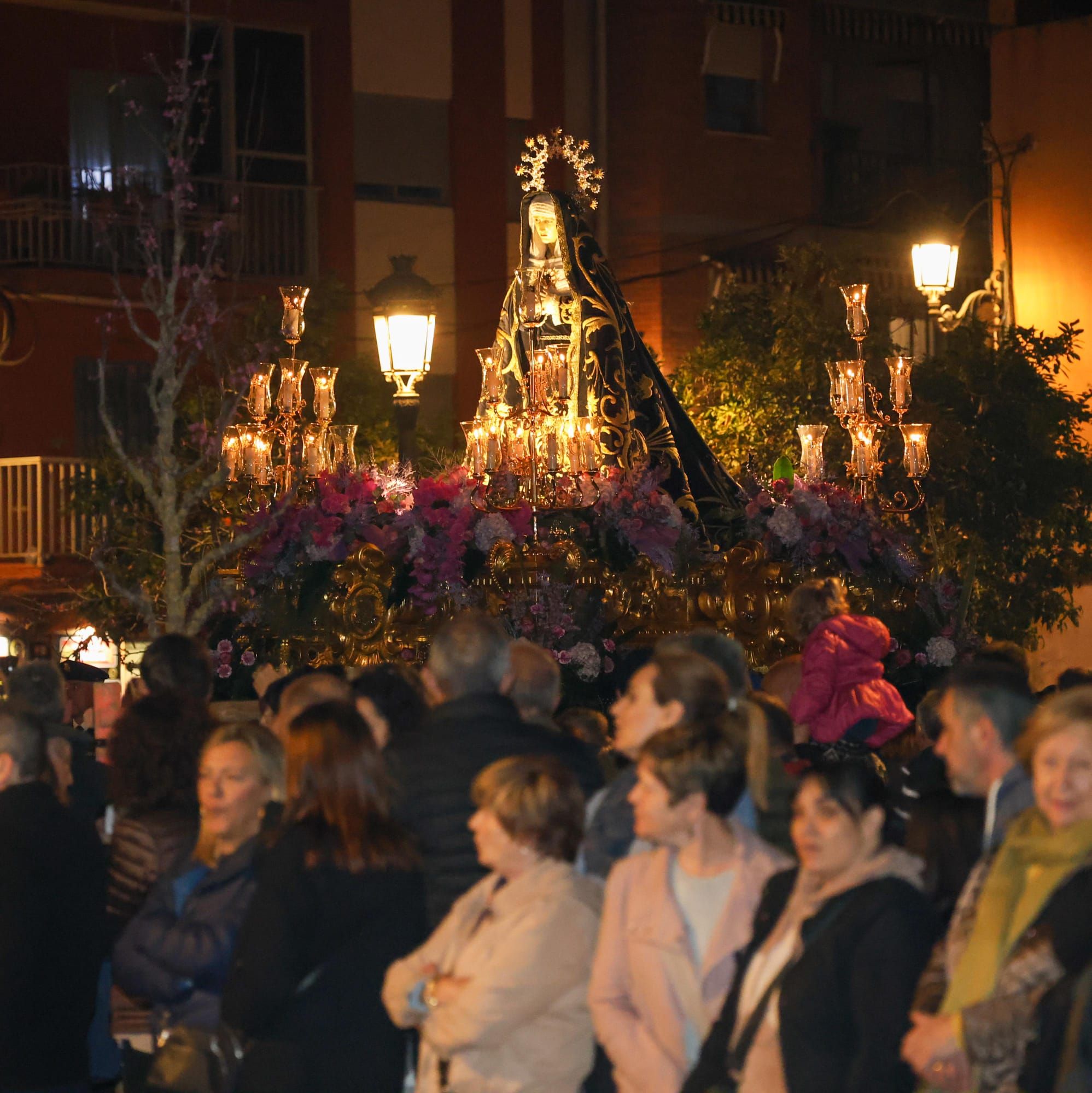 Semana Santa Marinera: La Dolorosa procesiona por el Cabanyal