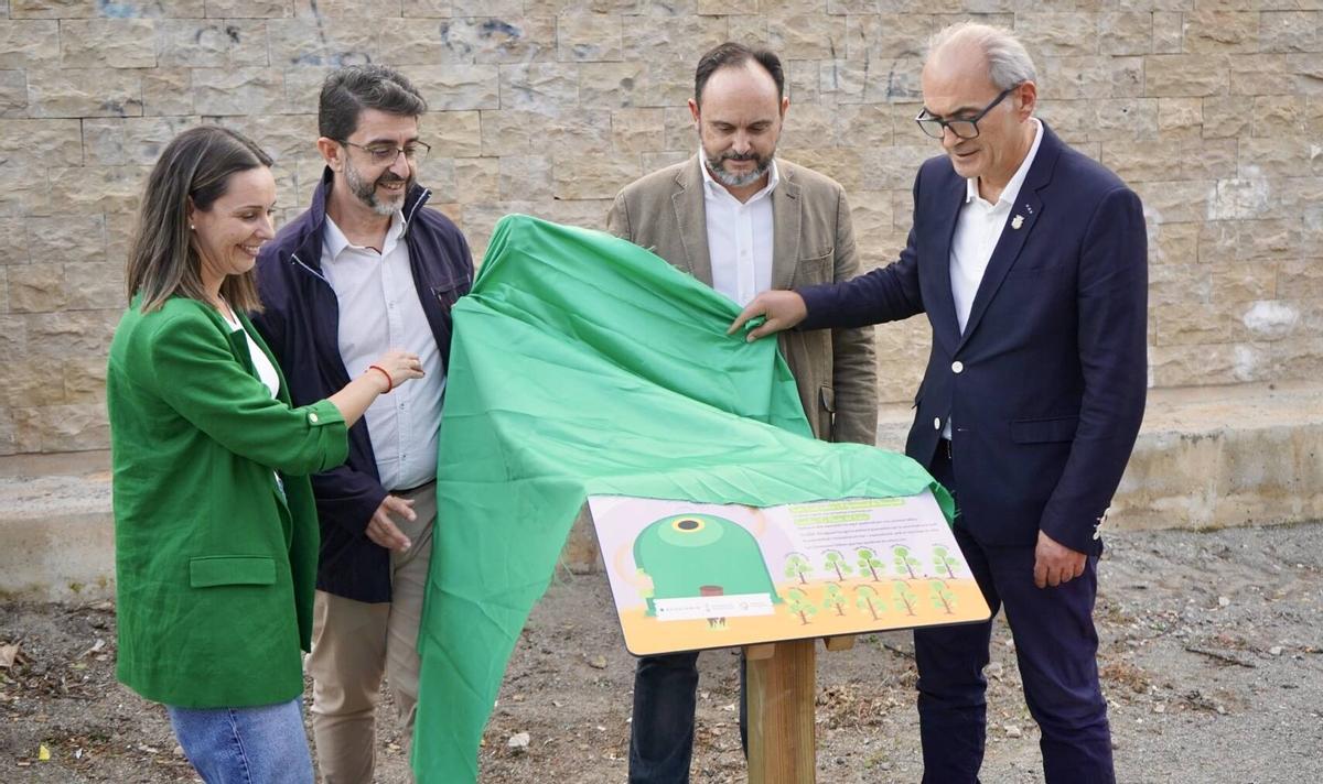 Cada casal fallero apadrinó un árbol Ficus nitida y también se colocó un atril con una placa identificativa del apadrinamiento de los ejemplares.