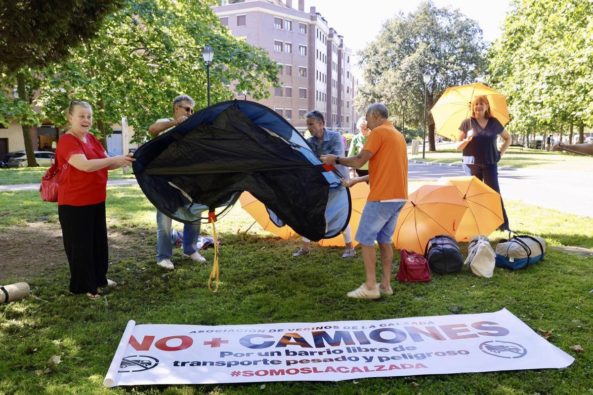 Los preparativos para la gran acampada de los vecinos de La Calzada, en imágenes Los preparativos para la gran acampada de los vecinos de La Calzada, en imágenes