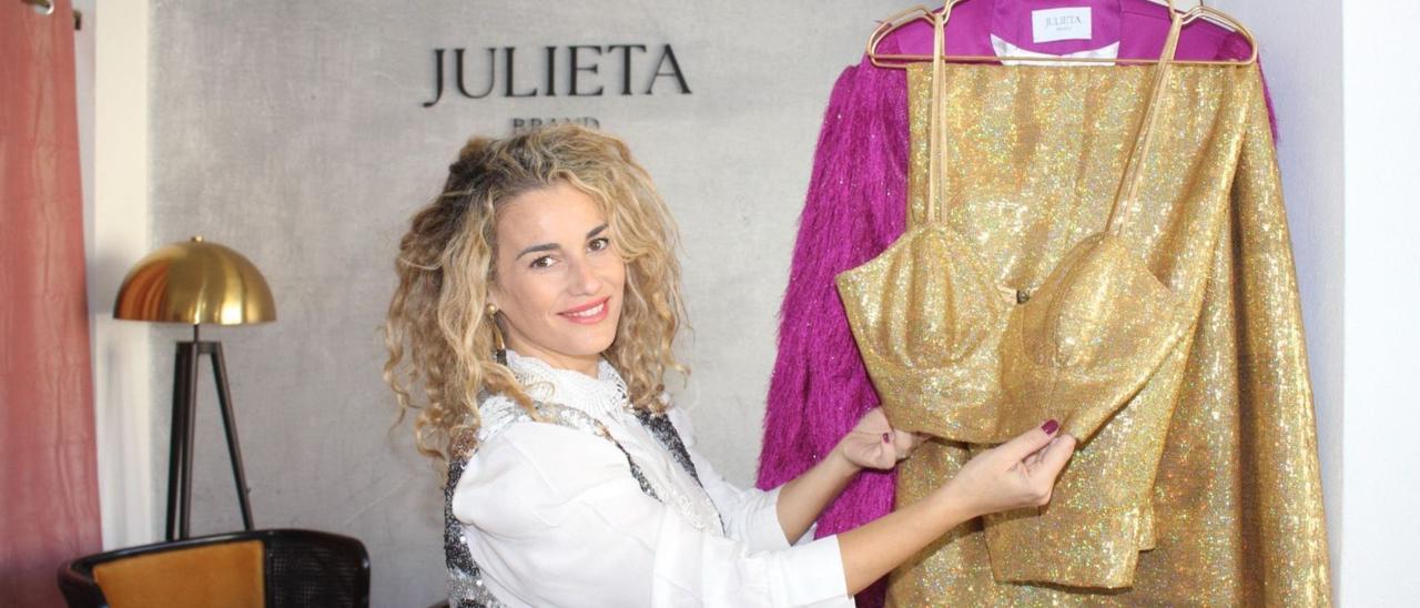 Maryam Blanes, creadora de la marca ‘Julieta Brand’, junto a uno de sus diseños.