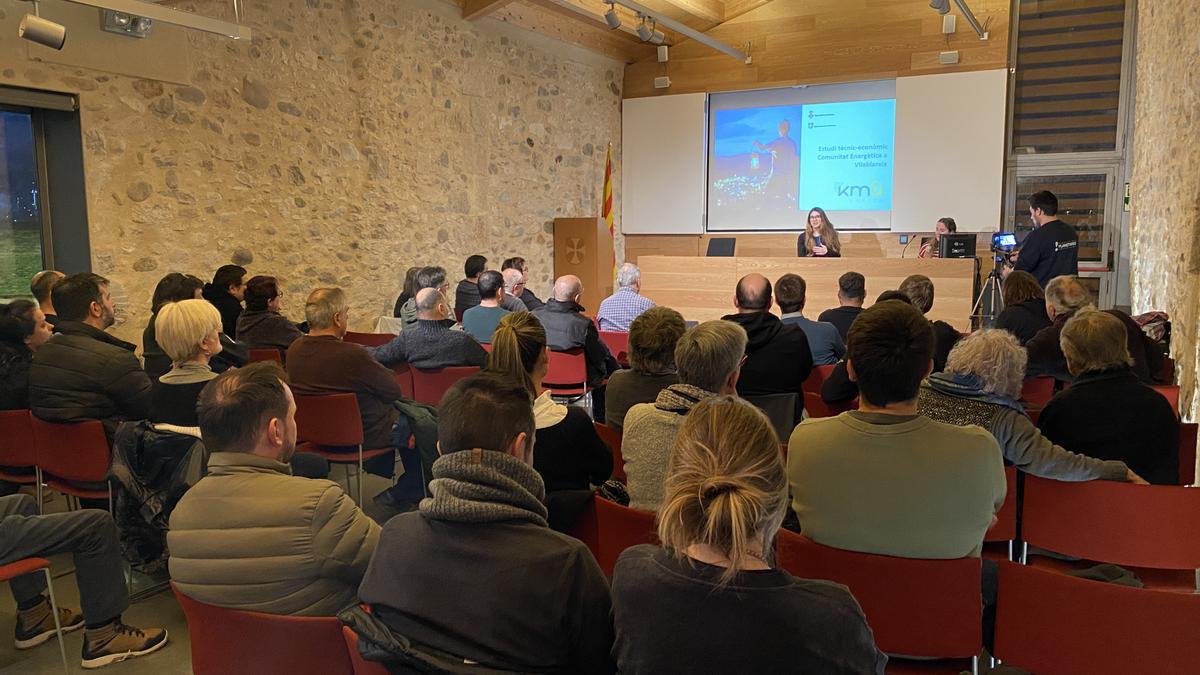 Públic escoltant el projecte a Vilablareix.