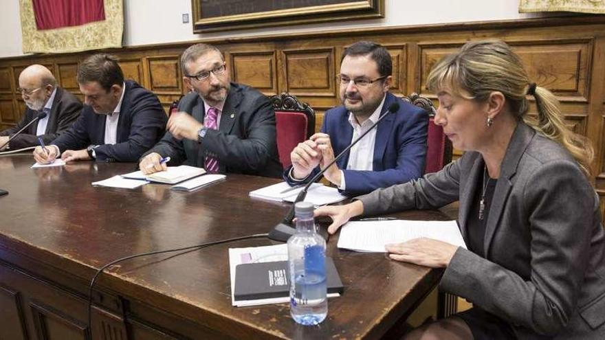 Por la izquierda, José Félix Tezanos, Marco Masip, Domingo Martín, Gonzalo Martínez Peón y la moderadora del debate, Emilia Lopera.