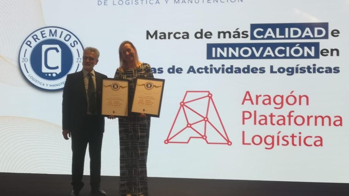 La consejera de Economía del Gobierno de Aragón, Marta Gastón, recogiendo el premio.