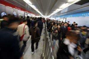 Muchas personas pasan por un túnel en el metro de Pekín, en una imagen de archivo.