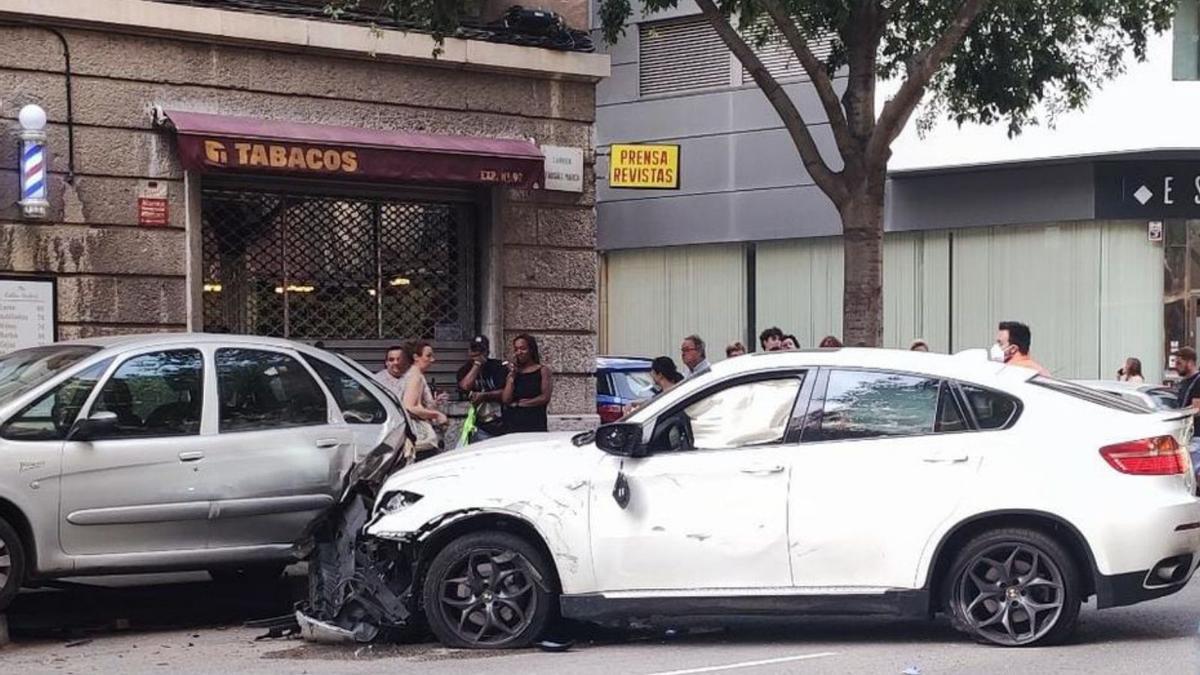 El vehículo BMW se estampó contra otro coche.