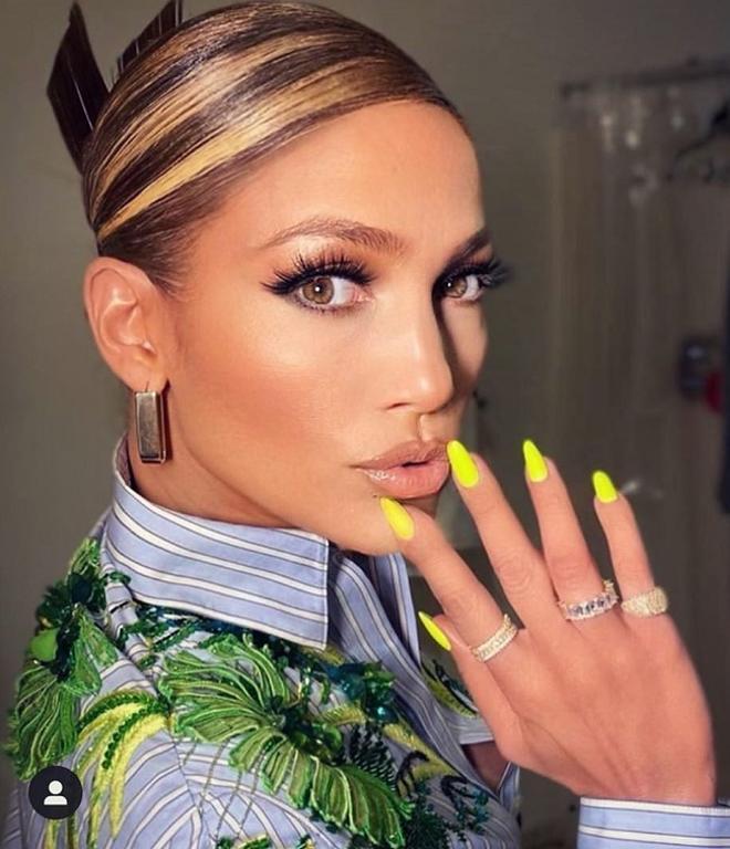 Jennifer Lopez con manicura en amarillo chillón