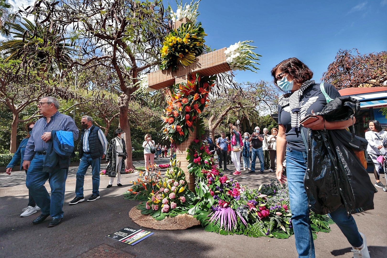 Recorrido por la rambla de Las Tinajas por el Día de la Cruz