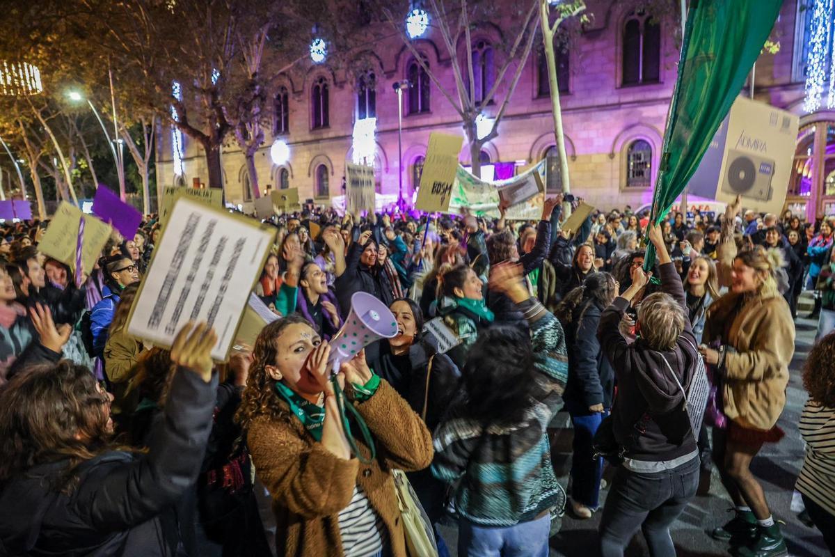Manifestación en Barcelona contra la violencia hacia las mujeres.