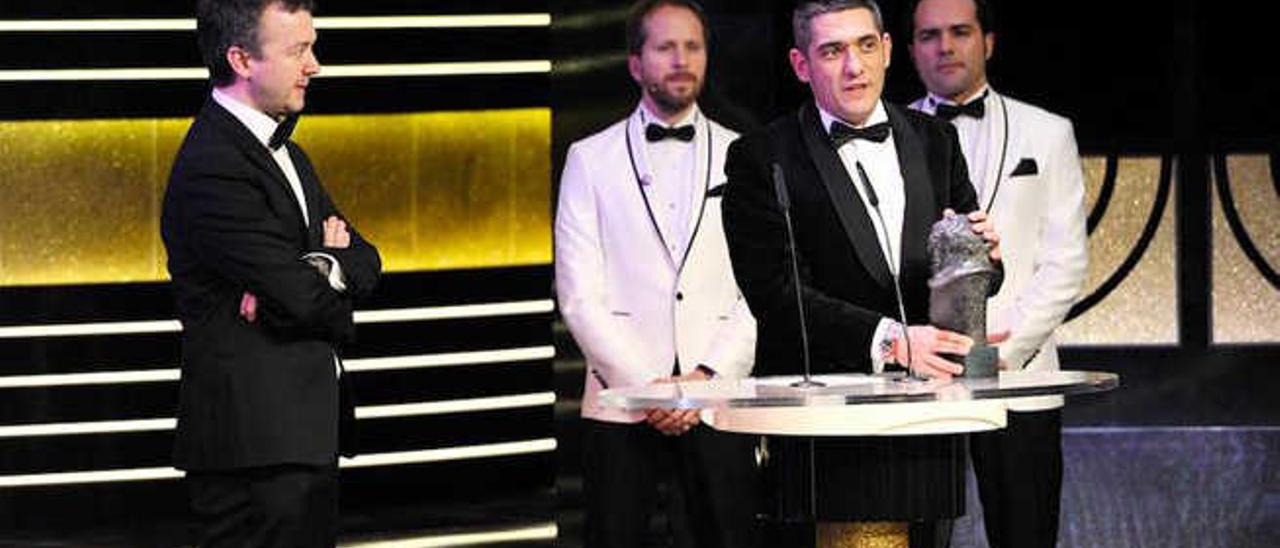 Toni Novella (izquierda) y Edmon Roch (derecha) reciben el Goya a la Mejor dirección de producción por &#039;El Niño&#039;.