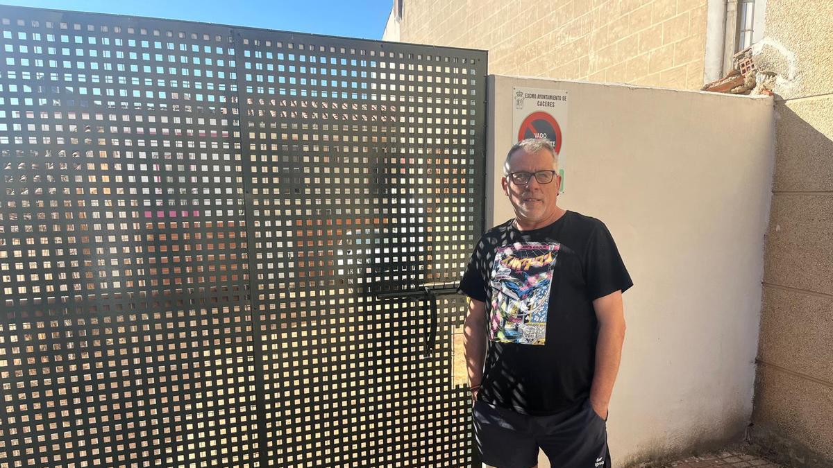 Vídeo | La calle de Cáceres que lleva casi seis décadas esperando una salida da el primer paso