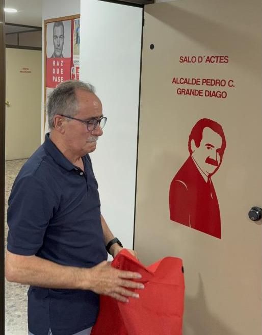 El PSOE ha rotulado el salón de actos de su sede con el nombre y la imagen del exalcalde Grande.