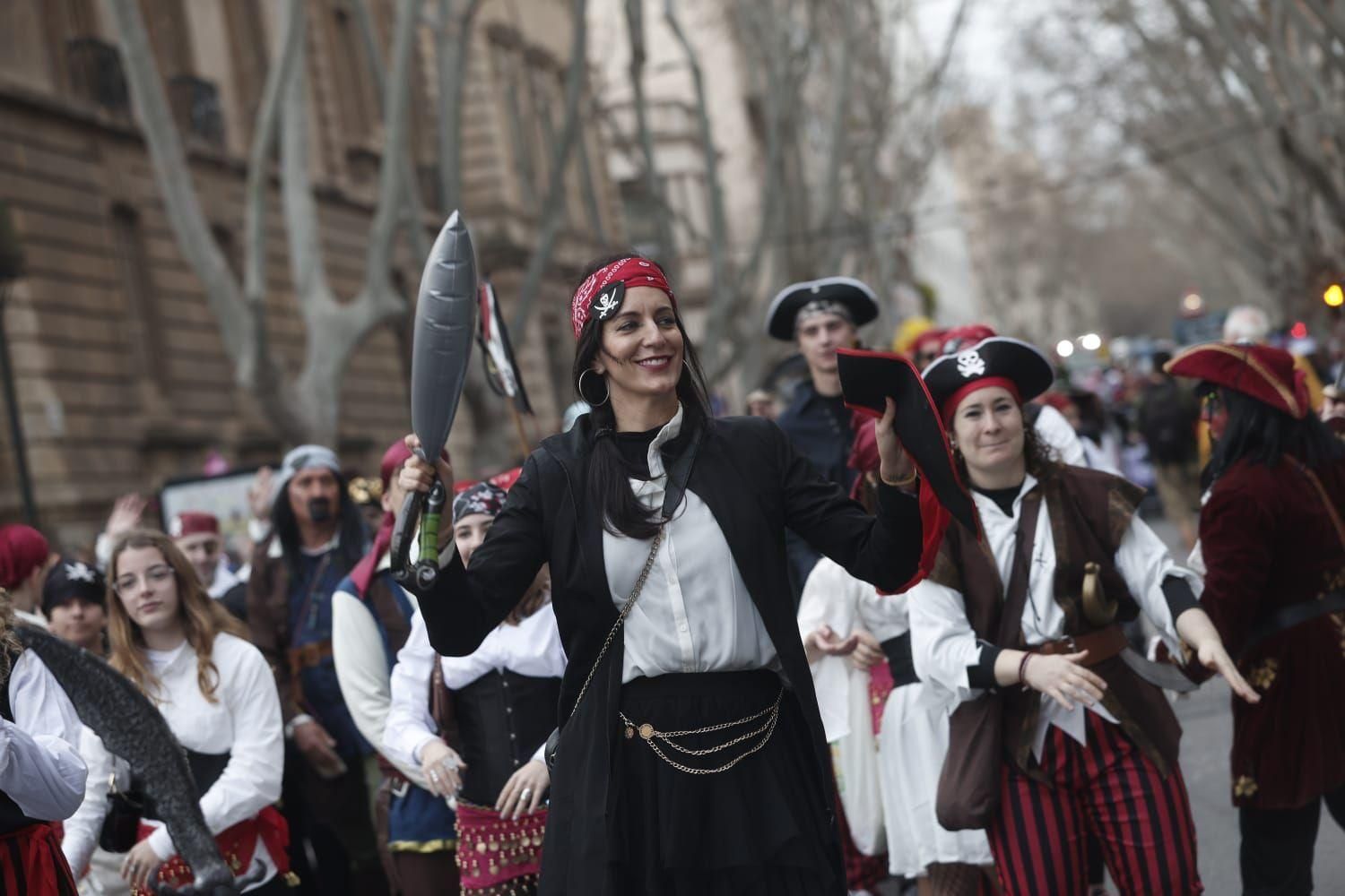 Karneval 2025 Mallorca: Bunte Verkleidungen und Forderungen gegen Immobilienspekulation