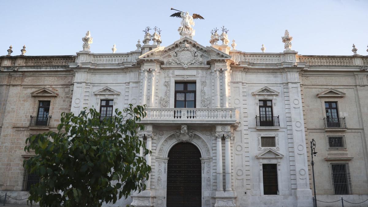01/08/2024 Fachada del edificio del Rectorado de la Universidad de Sevilla. A 1 de agosto de 2024, en Sevilla (Andalucía, España). Fachada principal del edificio del Rectorado de la Universidad de Sevilla, en El Prado de San Sebastián. SOCIEDAD ROCÍO RUZ / EUROPA PRESS
