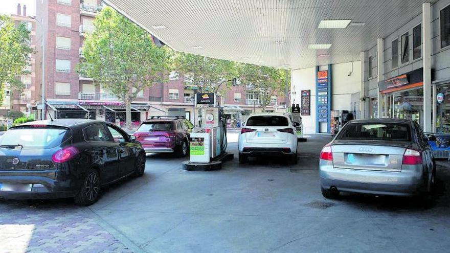 Disparado, pero más barato que en 2022: así es la endiablada inflación del combustible