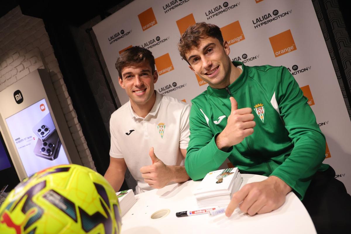 La firma de autógrafos de Iker Álvarez y Mikel Goti, en imágenes
