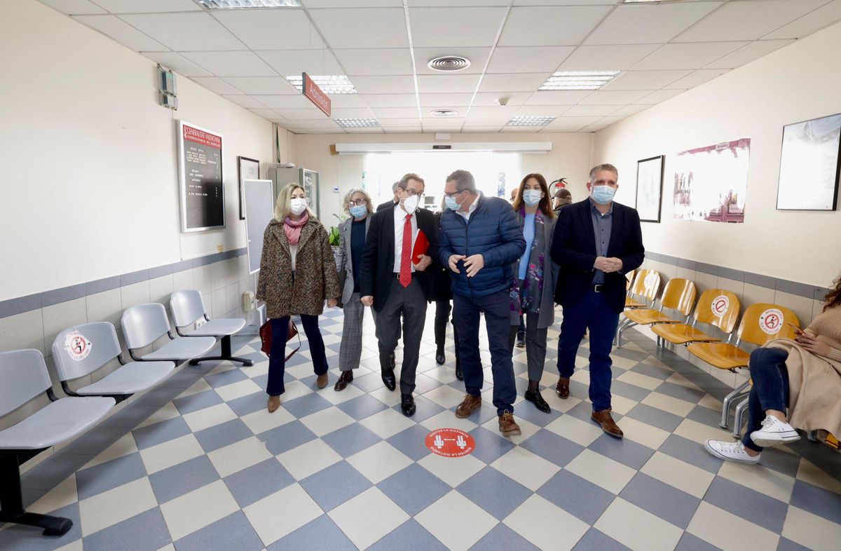 Un momento de la visita a las instalaciones del actual consultorio, "provisional" desde hace tres décadas.