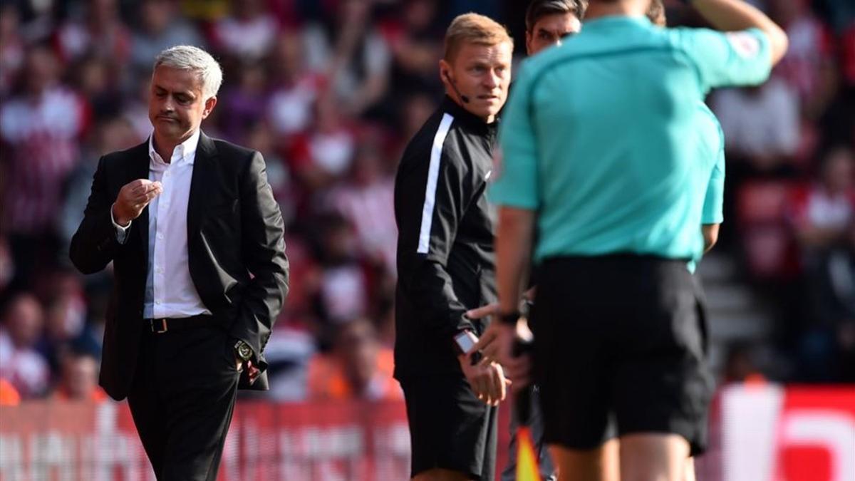 El árbitro Craig Pawson expulsó a Mourinho en Southampton