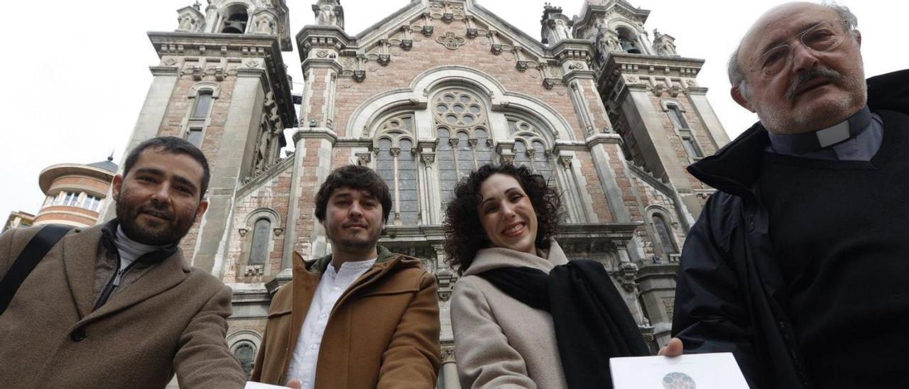 Por la izquierda, Guillermo Martínez, Sergio Vázquez, Vanessa del Riego y Javier Suárez con las copias del himno delante de la basílica. | Miki López