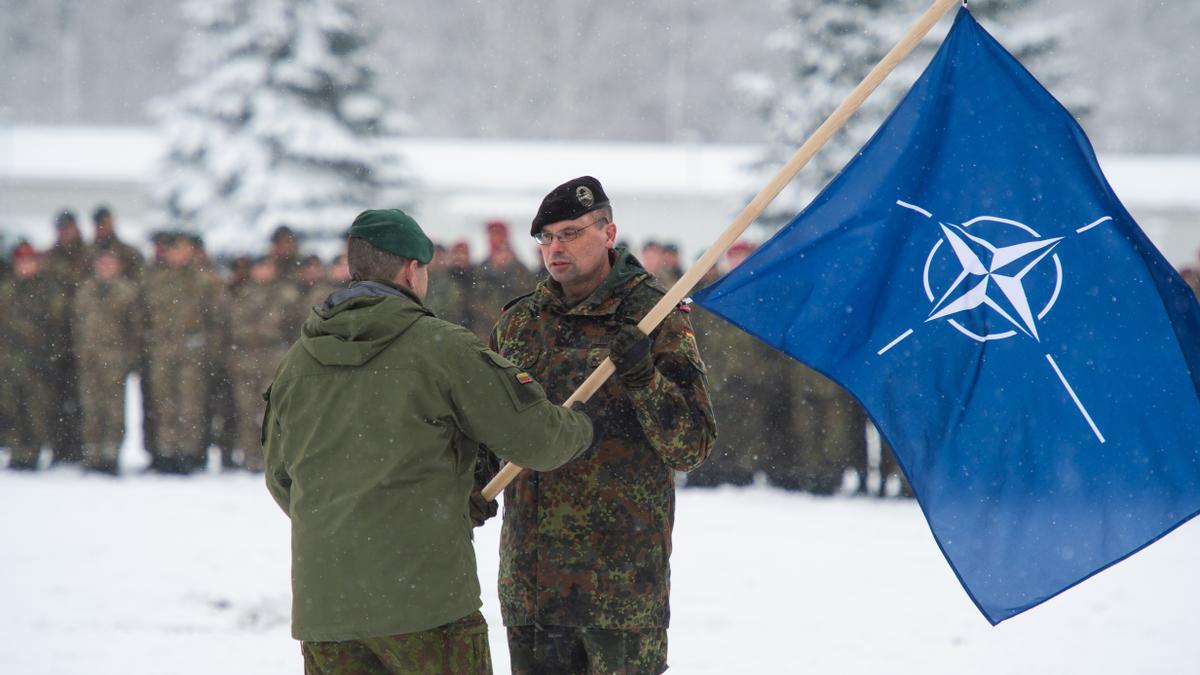 Militars sostenen la bandera de l&#039;OTAN a Lituània