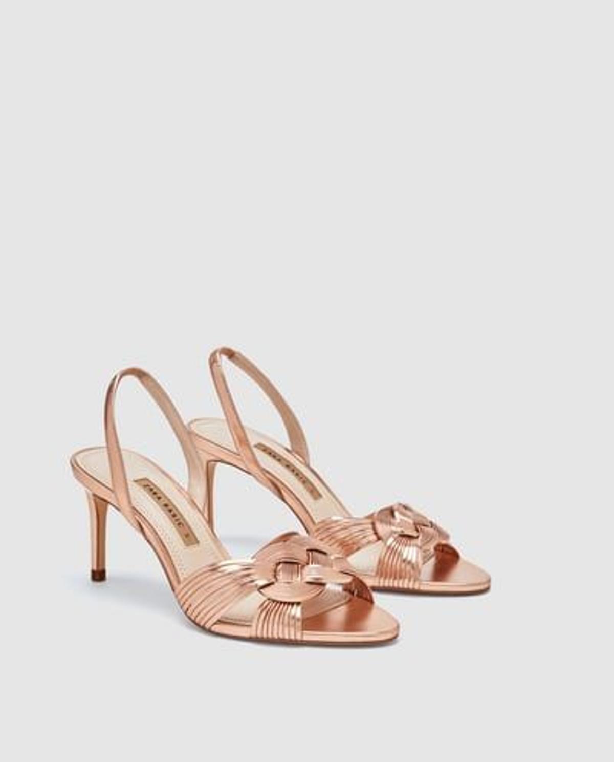 Sandalias de tacón en rosa de Zara. (Precio: 29, 95 euros)