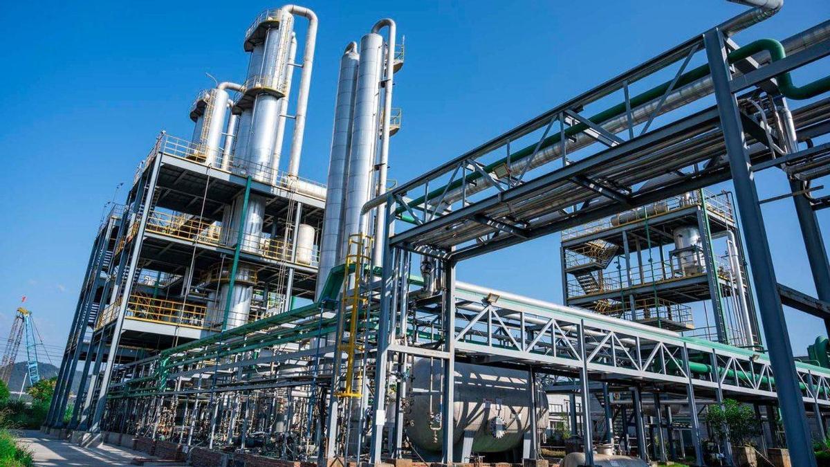 Instalación industrial de Shenghe para la recuperación y purificación de NMP, el disolvente utilizado en la fabricación de baterías de ion-litio.
