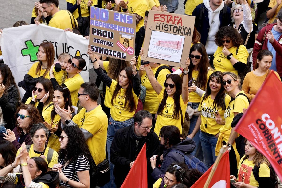 Profesores se manifiestan por la Via Laietana de Barcelona durante la jornada de huelga educativa. Barcelona, 16 de marzo de 2026. Profesores se manifiestan por la Via Laietana de Barcelona durante la jornada de huelga educativa. Barcelona, 16 de marzo de 2026.