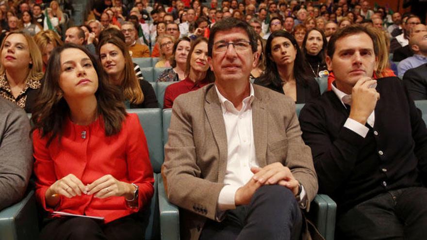 En Cádiz, el presidente de Ciudadanos, Albert Rivera, la portavoz nacional de Cs, Inés Arrimadas, y el candidato de Cs a la presidencia de la Junta, Juan Marín, participan en un acto de campaña.